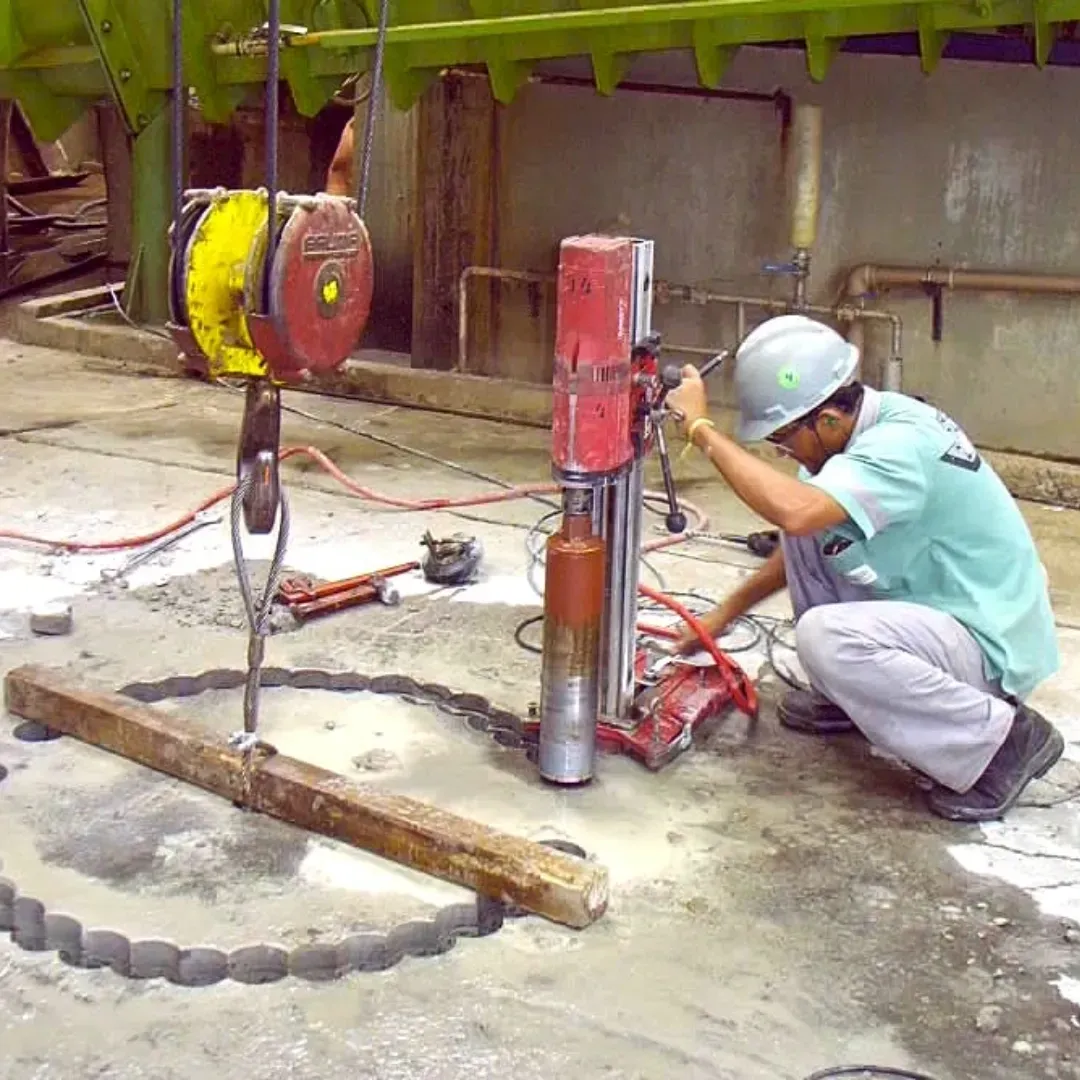 Perfuração de laje de concreto com broca diamantada