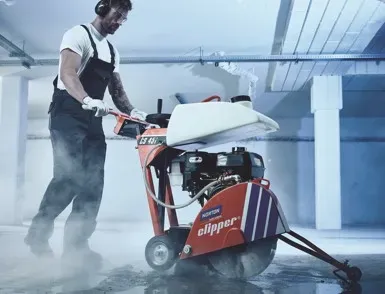Serra clipper em operação durante corte em concreto