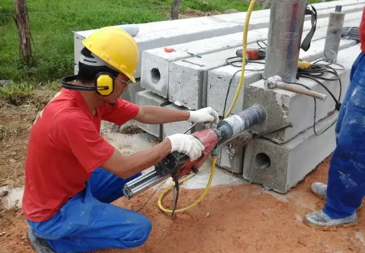 Corpo de prova cilíndrico extraído de uma estrutura de concreto