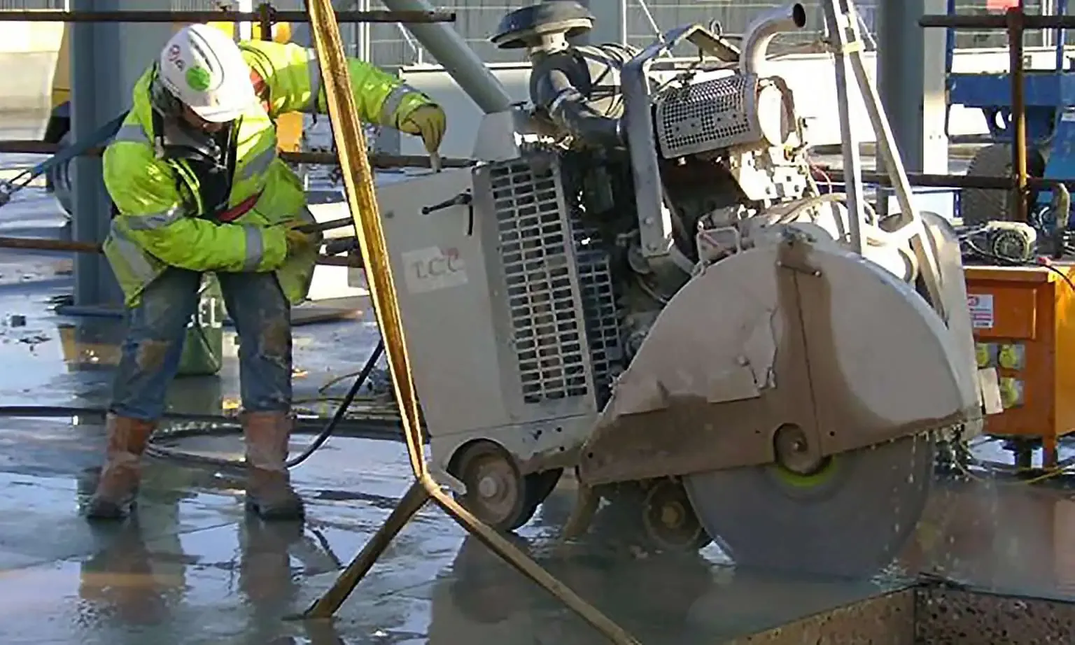 Serra de piso realizando corte em concreto