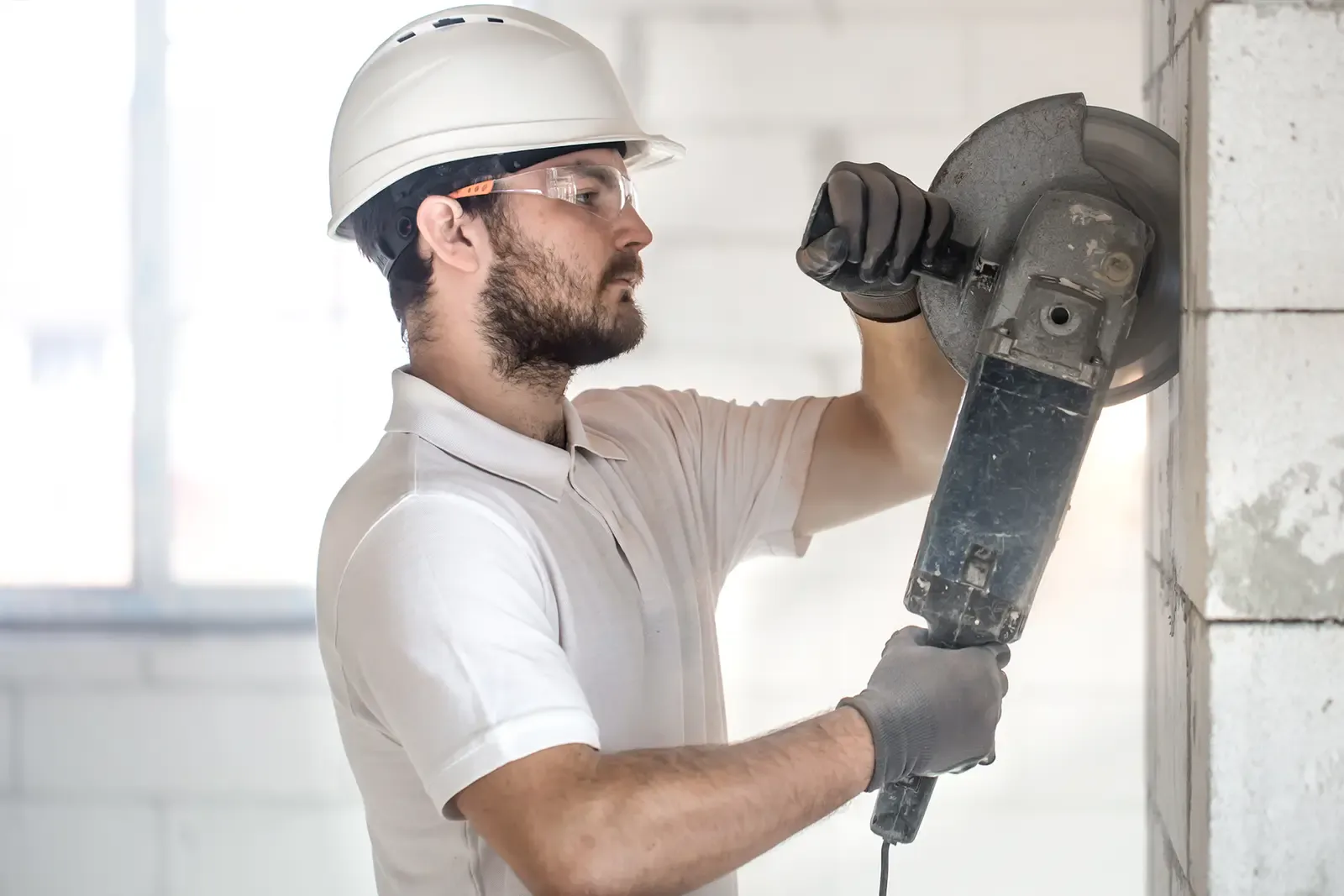 Profissional cortando concreto com esmerilhadeira