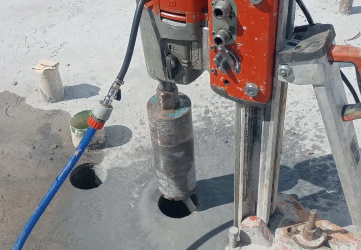 Furo executado em laje de concreto com broca diamantada