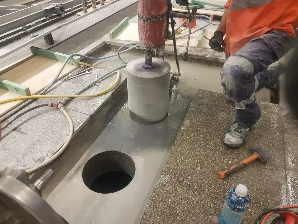 Perfuratriz realizando furo em concreto